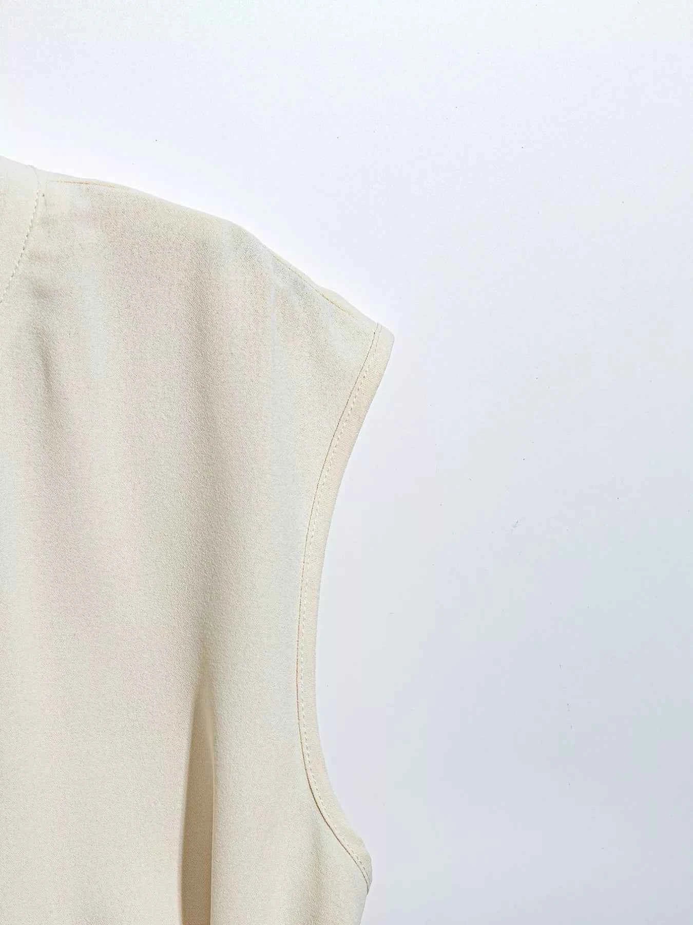 Sleeveless Pleated Blouse with Belt 028aa884-924d-47c1-b7ea-d29e7859f222-Max-Origin