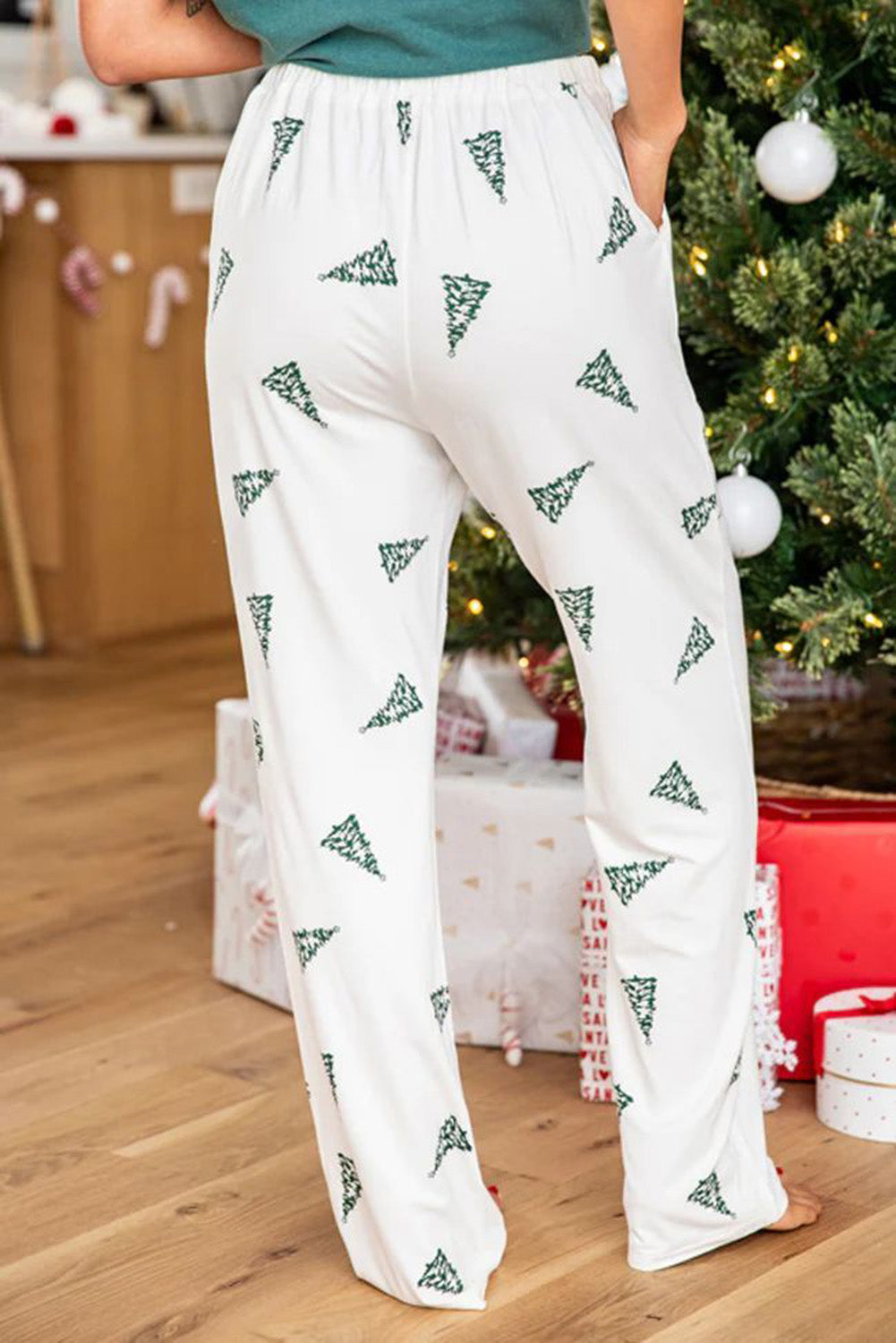 Green Christmas Tree Print Tee & White Pants Loungewear Set e17c63b53e935ee2