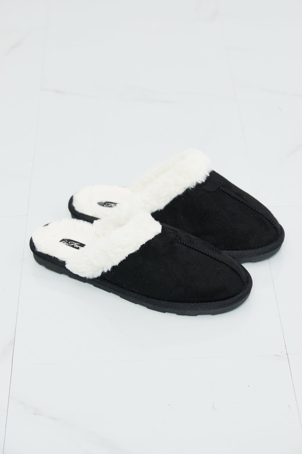 Two-Tone Seam Detail Slippers in Black 01f6f099ad1e4fd2aa1f02bbbdb9fe82-Max