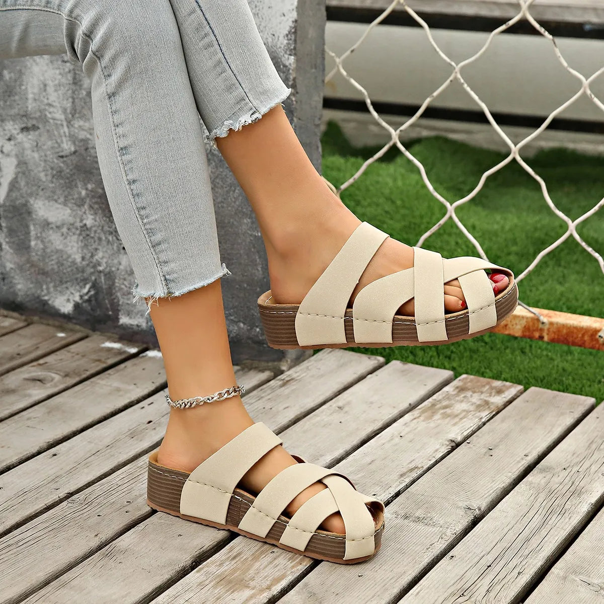 Round Toe Platform Sandals Beige 0390896f-fe5a-4033-a1aa-492153eeec09-Max-Origin