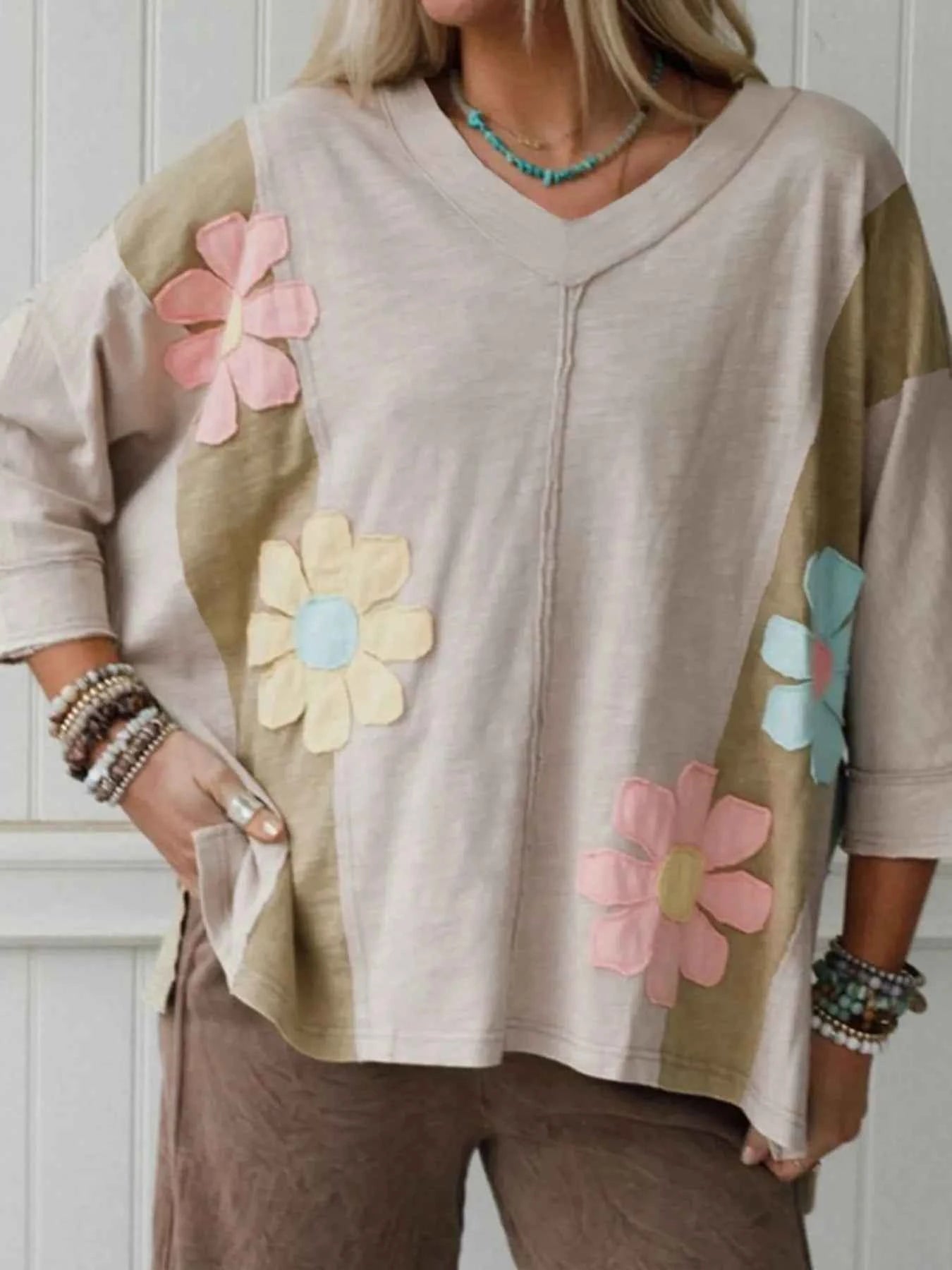 Floral Patch Color Block V-Neck T-Shirt 04d6c3ea-f0b2-49ae-899d-a21e8b3aac94-Max-Origin