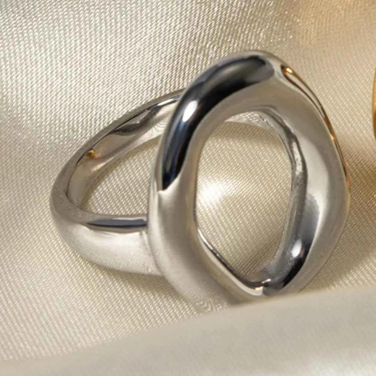 Modern Hollow Oval Ring Silver 08e2bc98-54cc-413e-9693-ce4f78557c4c-Max-Origin