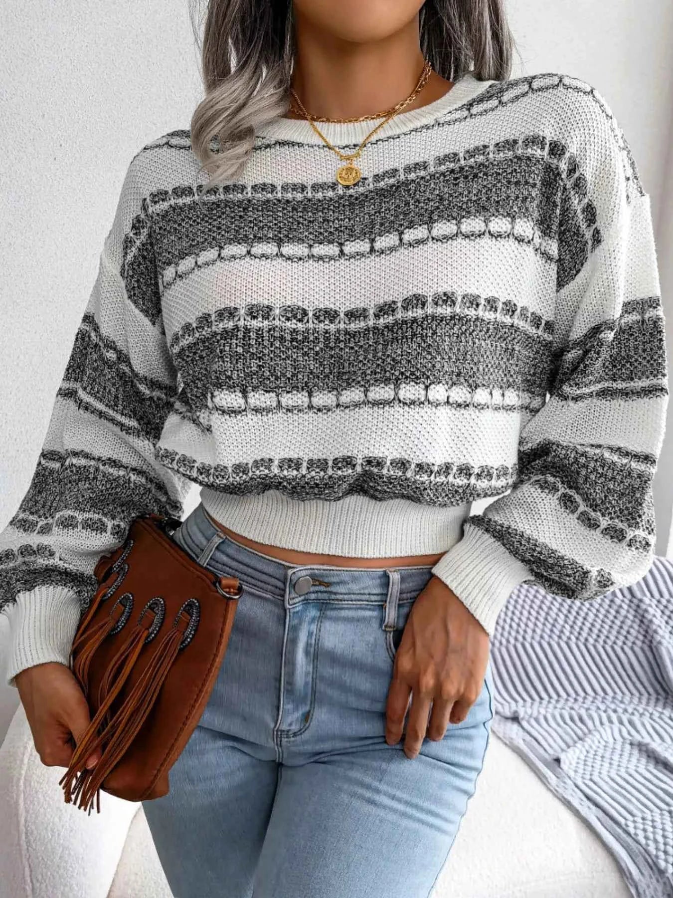 Color Block Round Neck Cropped Sweater 0c7d45c8-9365-4aad-b647-295608f3a8a8-Max-Origin