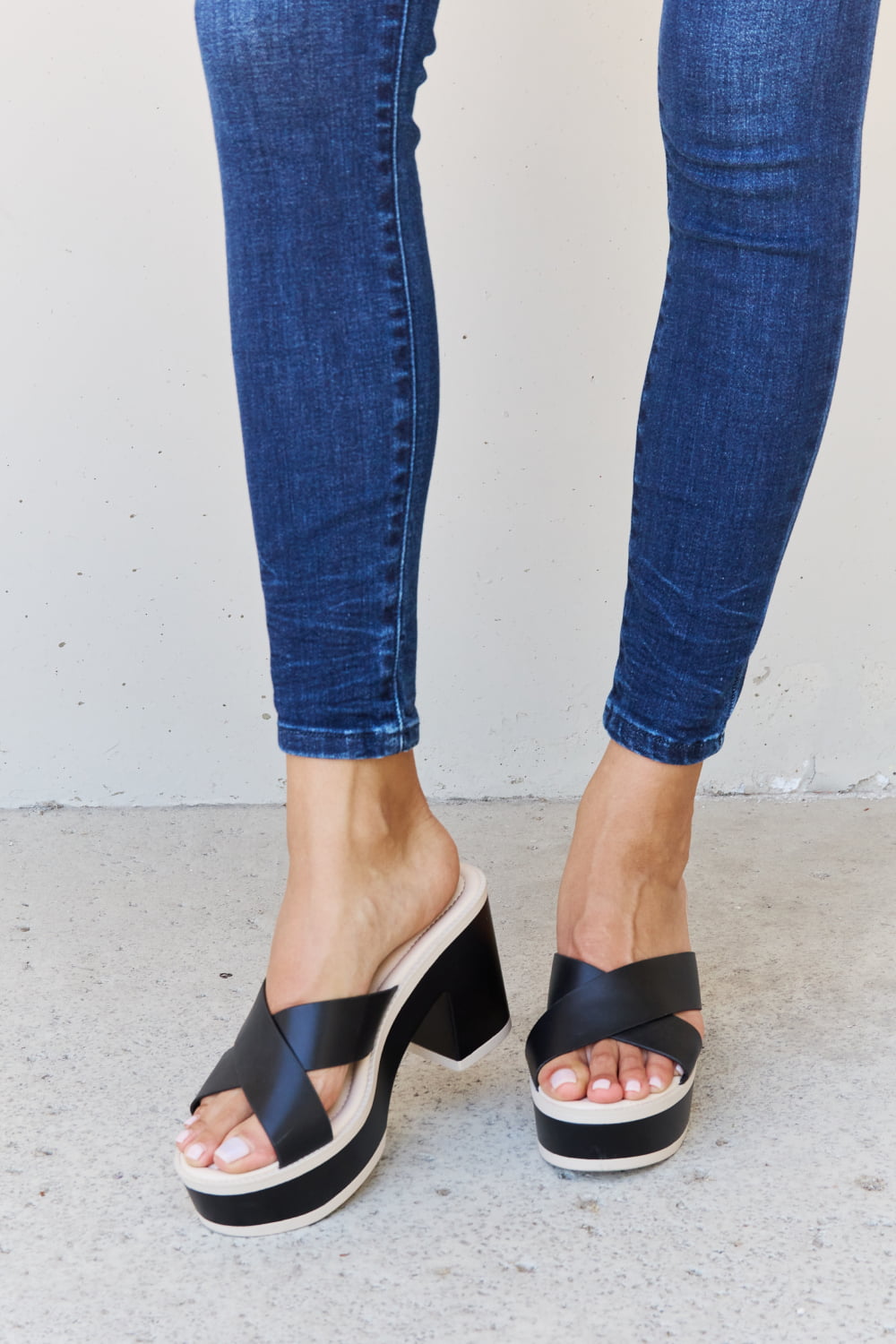 Weeboo Cherish The Moments Contrast Platform Sandals in Black Black 102a4f1ddcda4bc8bc03f90cb36e3bdb-Max