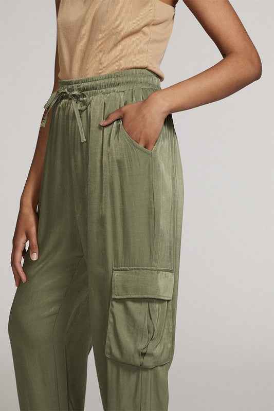 Textured satin cargo pants 13833907_b80c32cb-93a5-4e26-ba17-969ed469cde9