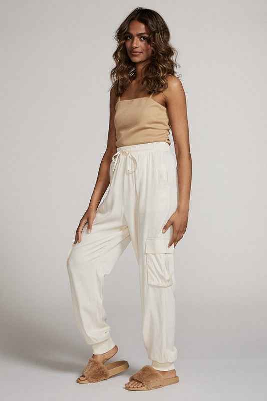 Textured satin cargo pants 13833907_cd84db4c-516b-4a44-961f-cbb5c56d109e