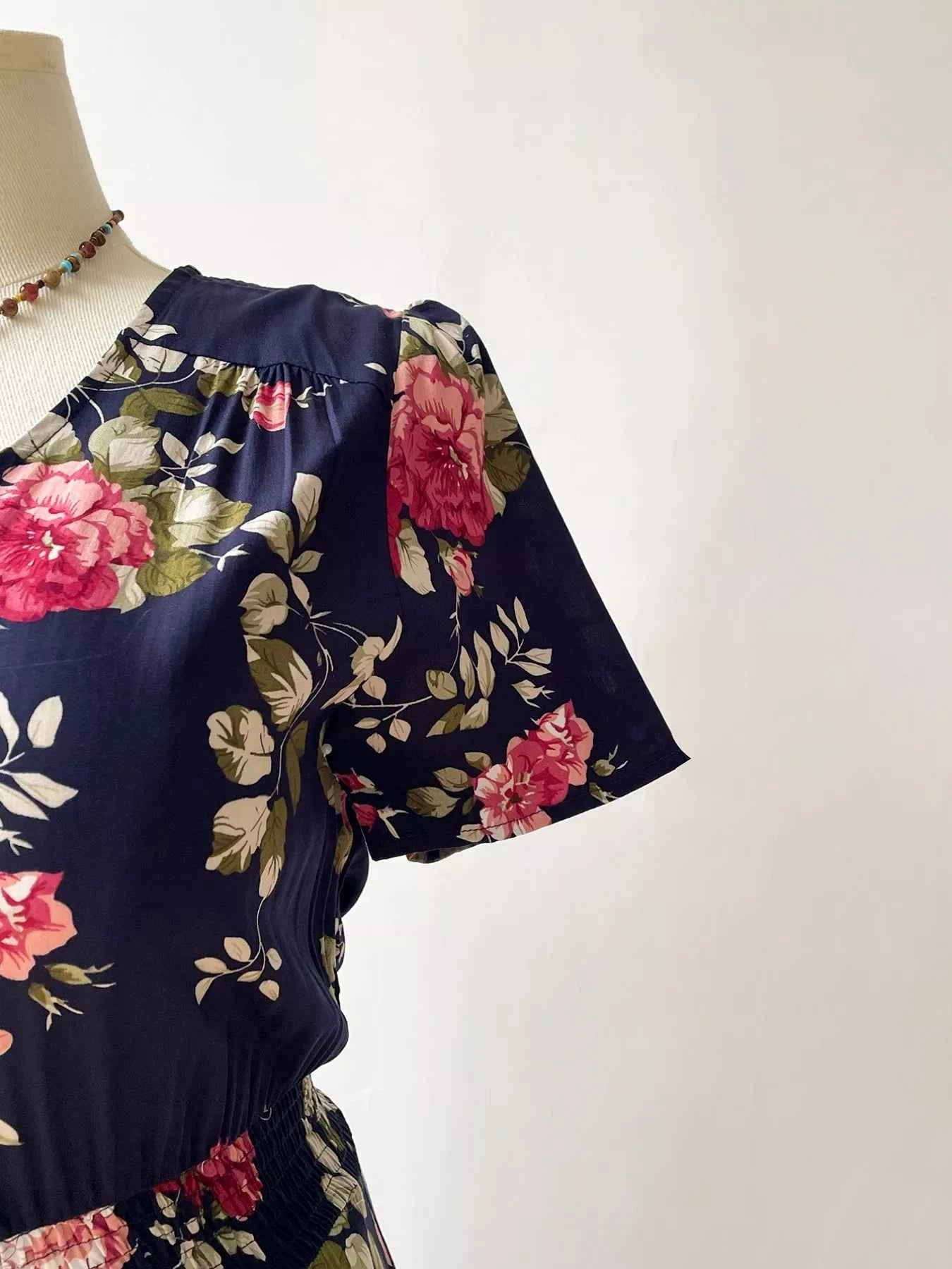 Plus Size Floral Print Short Sleeves V-Neck Dress 142655b9-f773-4ba4-b41c-a6f06f1b80e1-Max-Origin