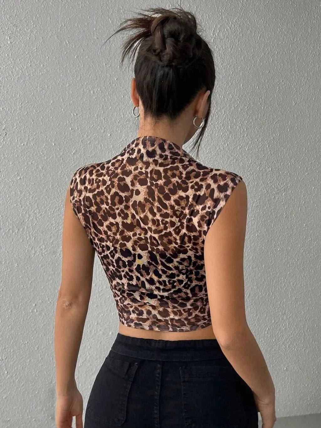 Leopard Sleeveless Mock Neck Crop Top 156e35aebceb461bb0f366d1cbe12289-Max-Origin