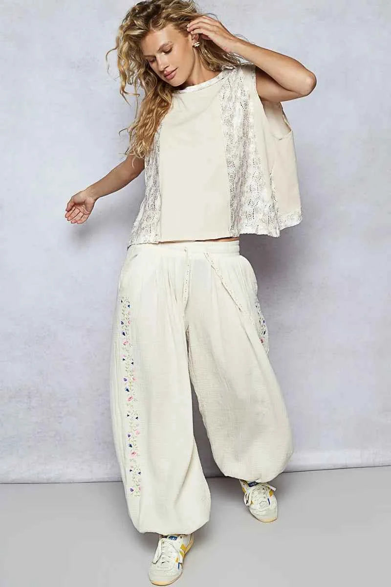 POL Round Neck Sleeveless Top with Floral Contrast 17159cd4-77ca-4a46-badb-09239cc010a3-Max-Origin