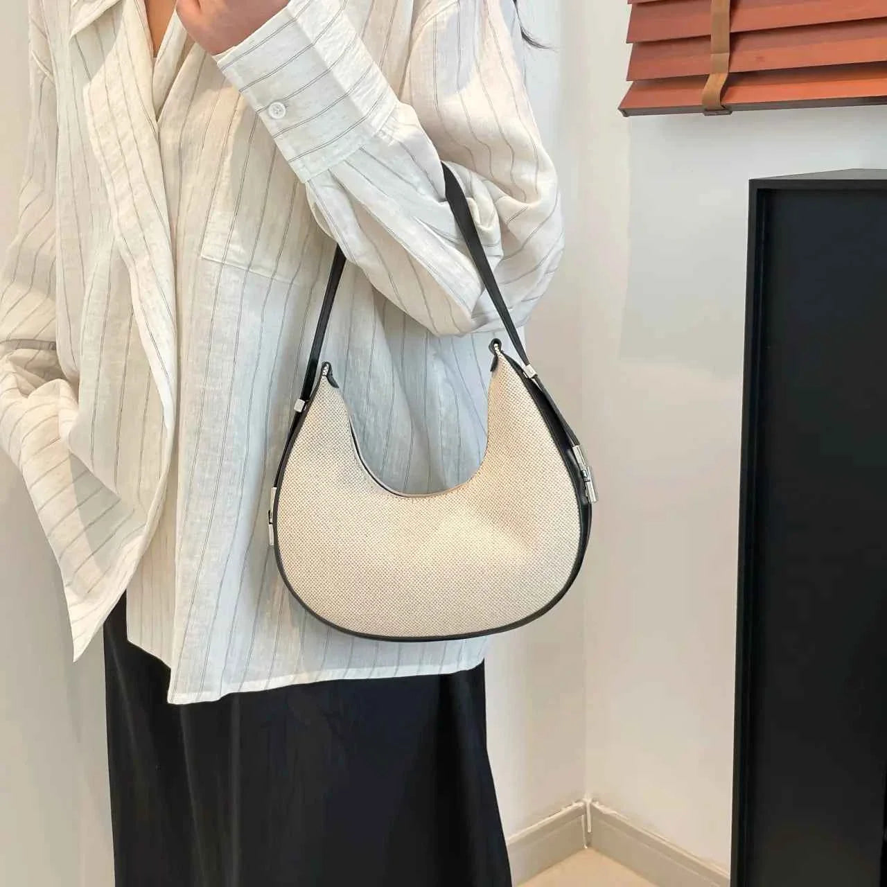 Crescent Moon Shoulder Bag Black onesize 17f04da47f8142e68645f795d7f89bdf-Max-Origin