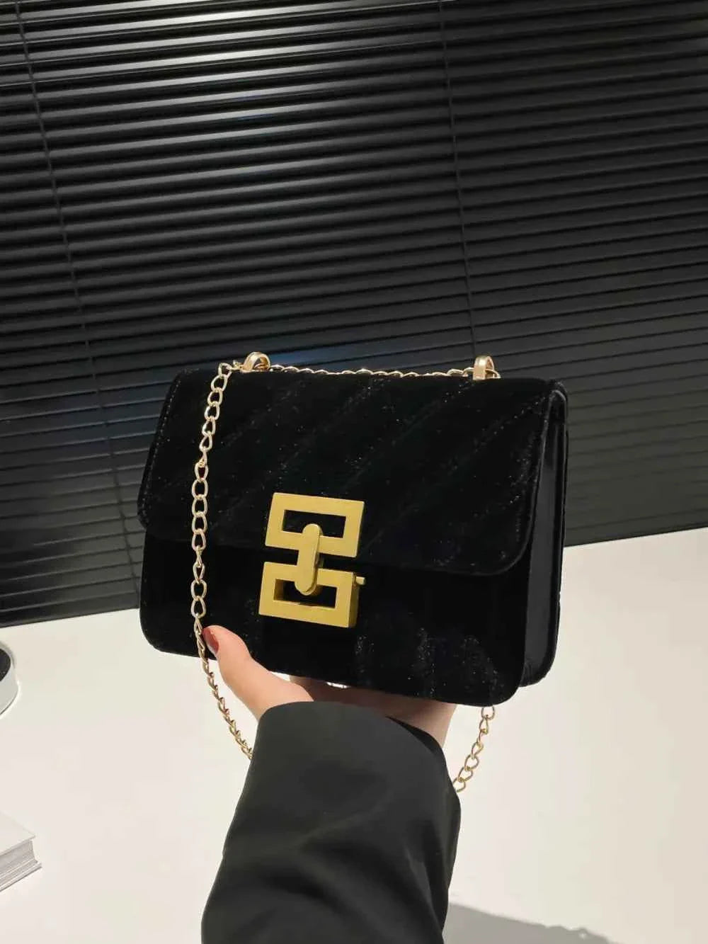 Gold Clasp Chain Shoulder Bag 1b0e0cfa-24e5-4677-a561-045d94a81b11-Max