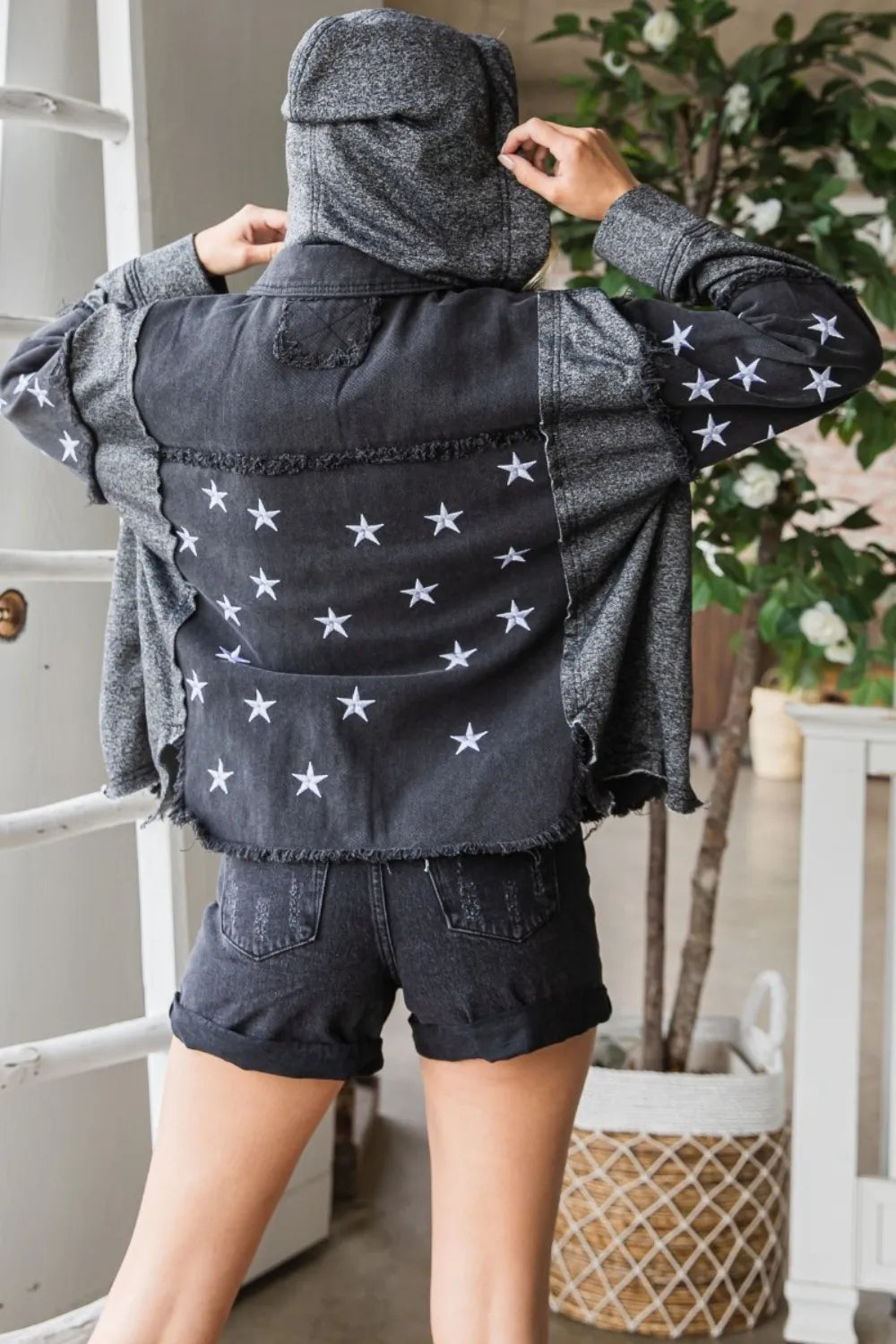 Veveret Star Embroidered Hooded Denim Jacket 1dc728b6-7c13-4e38-b95c-c21c165a3170-Max