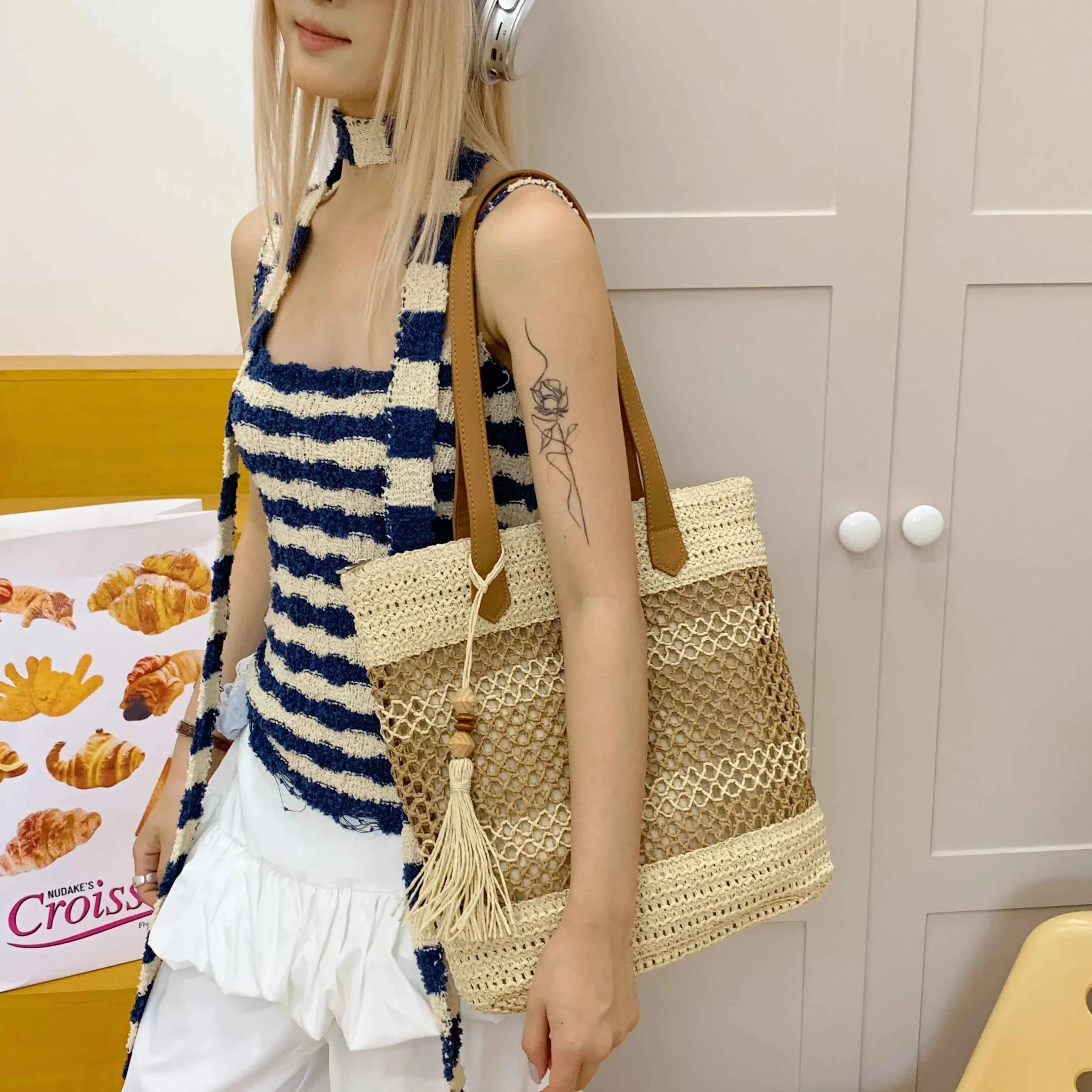 Straw Woven Shoulder Bag with Tassels 1e0cad1e98ed4419aa3f58d32a0aa139-Max-Origin