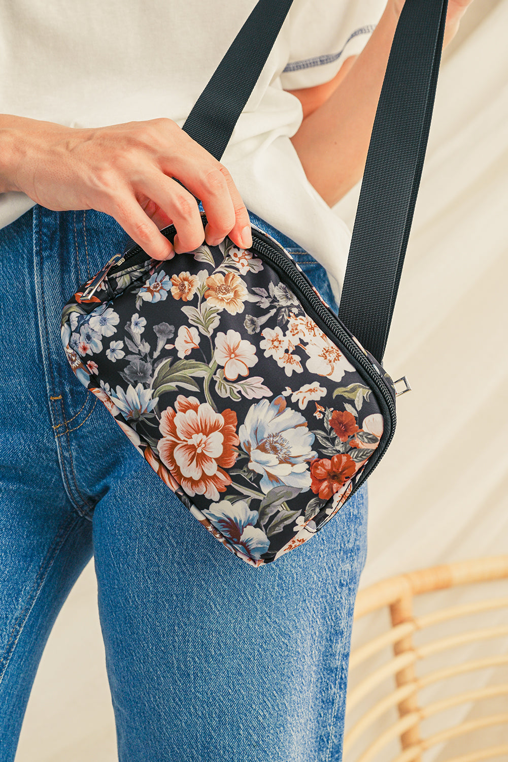 Black Floral Zipper Crossbody Bag 2134dab3417bb409