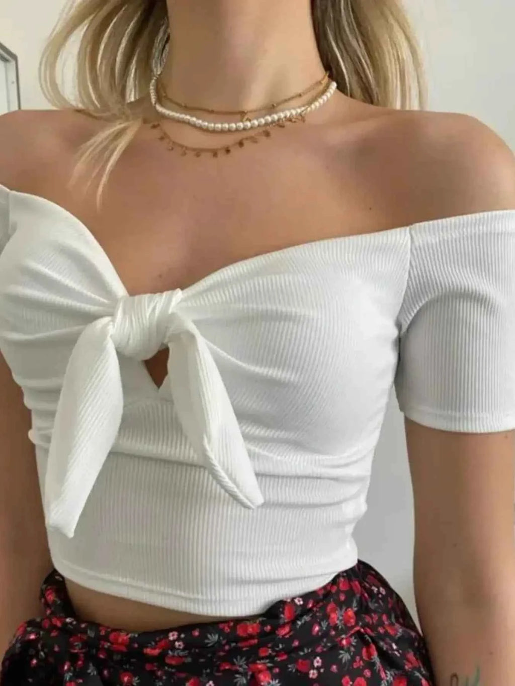 Off-Shoulder Bow-Tie Crop Top 24898a2dcc5c4b30b00723cd6dd942fe-Max-Origin