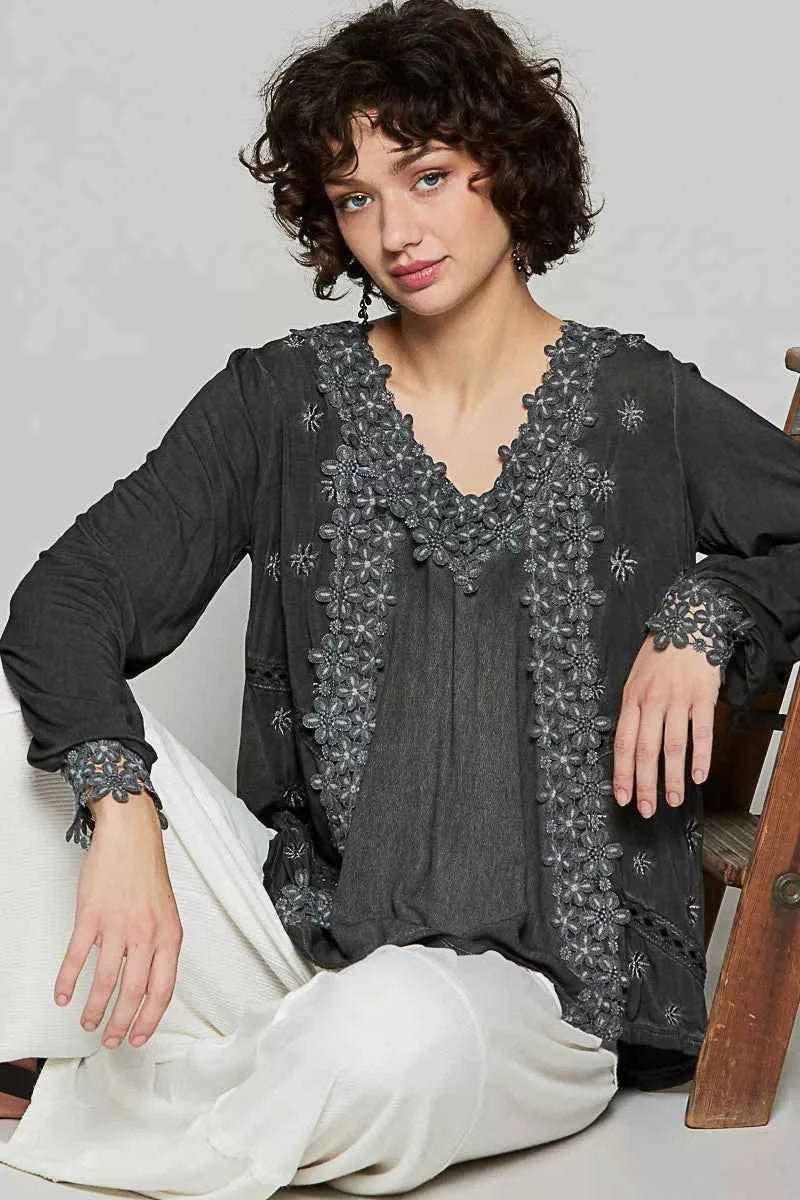 Floral Embroidery Woven Top with Lace Trim 25ce6c77-a655-4374-94c3-823731f4b523-Max-Origin