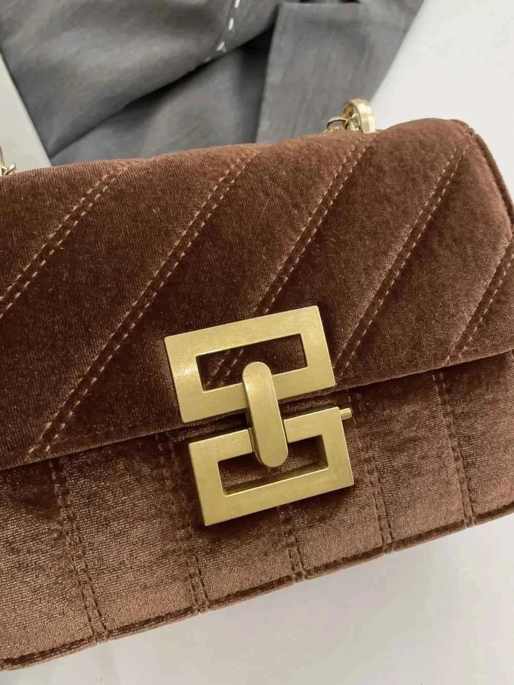 Gold Clasp Chain Shoulder Bag 2b0f2560-934f-4506-a597-f26152c9d2fc-Max