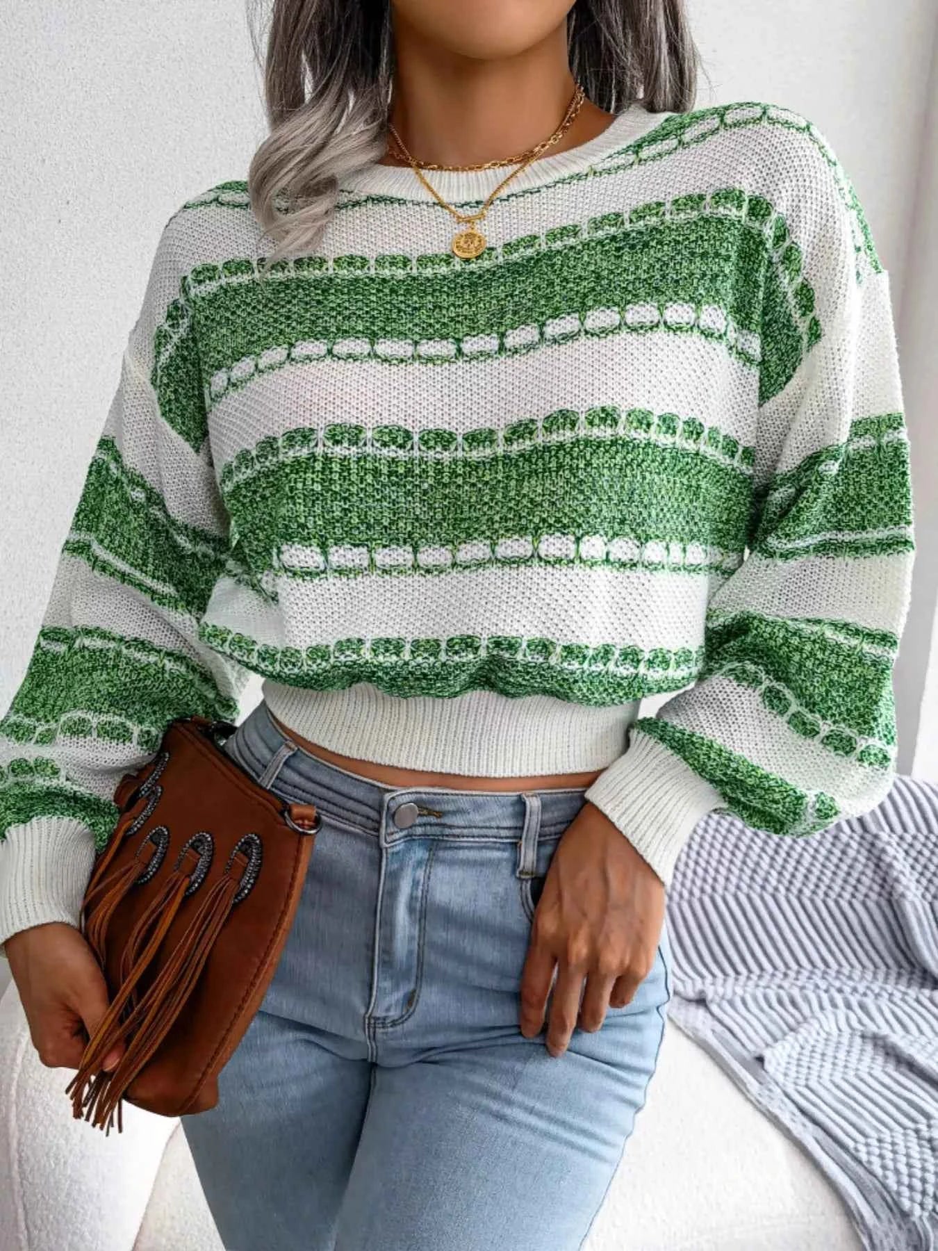 Color Block Round Neck Cropped Sweater 2d86b4b5-297e-45ee-907f-3fc943d9af74-Max-Origin