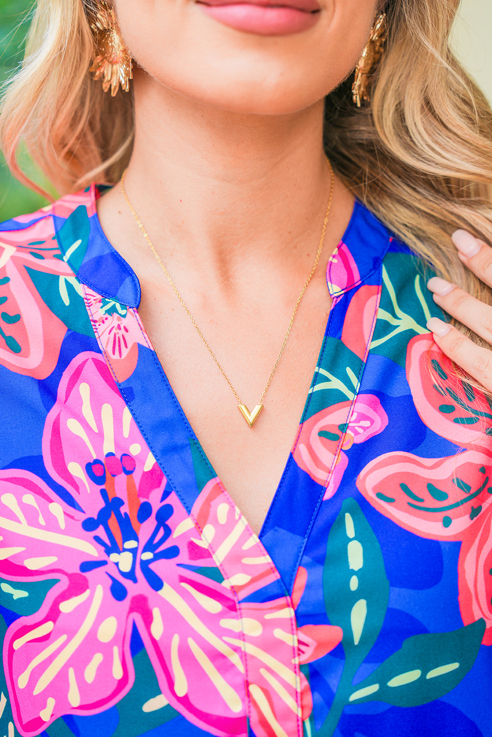 Gold Minimalist V Pendent Chain Necklace 2f31c1baea18cfa6