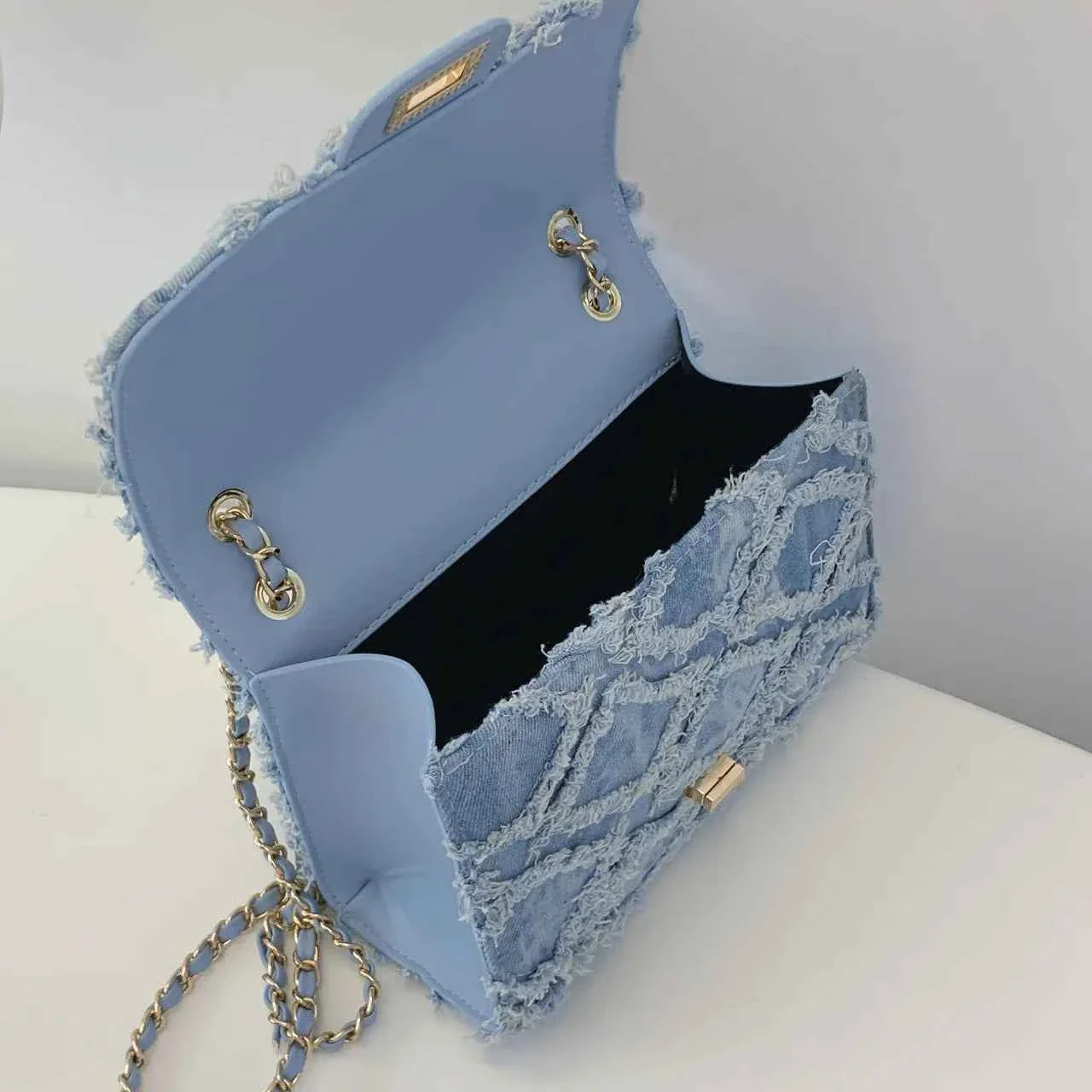 Frayed Edges Chain Crossbody Bag 38061167ce014ac98dca5b0cf0d3c840-Max-Origin