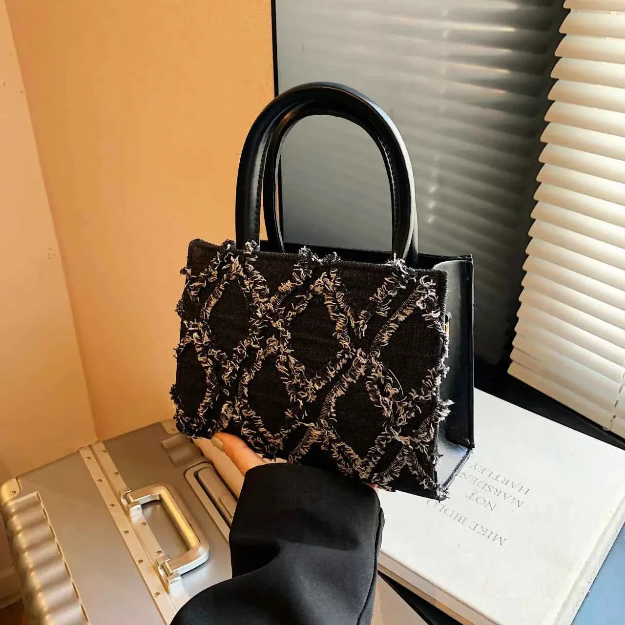 Diamond Pattern Fringe Edge Tote Bag Black onesize 38e7a2aa4e3143d5a6e60f8848dbd74f-Max-Origin