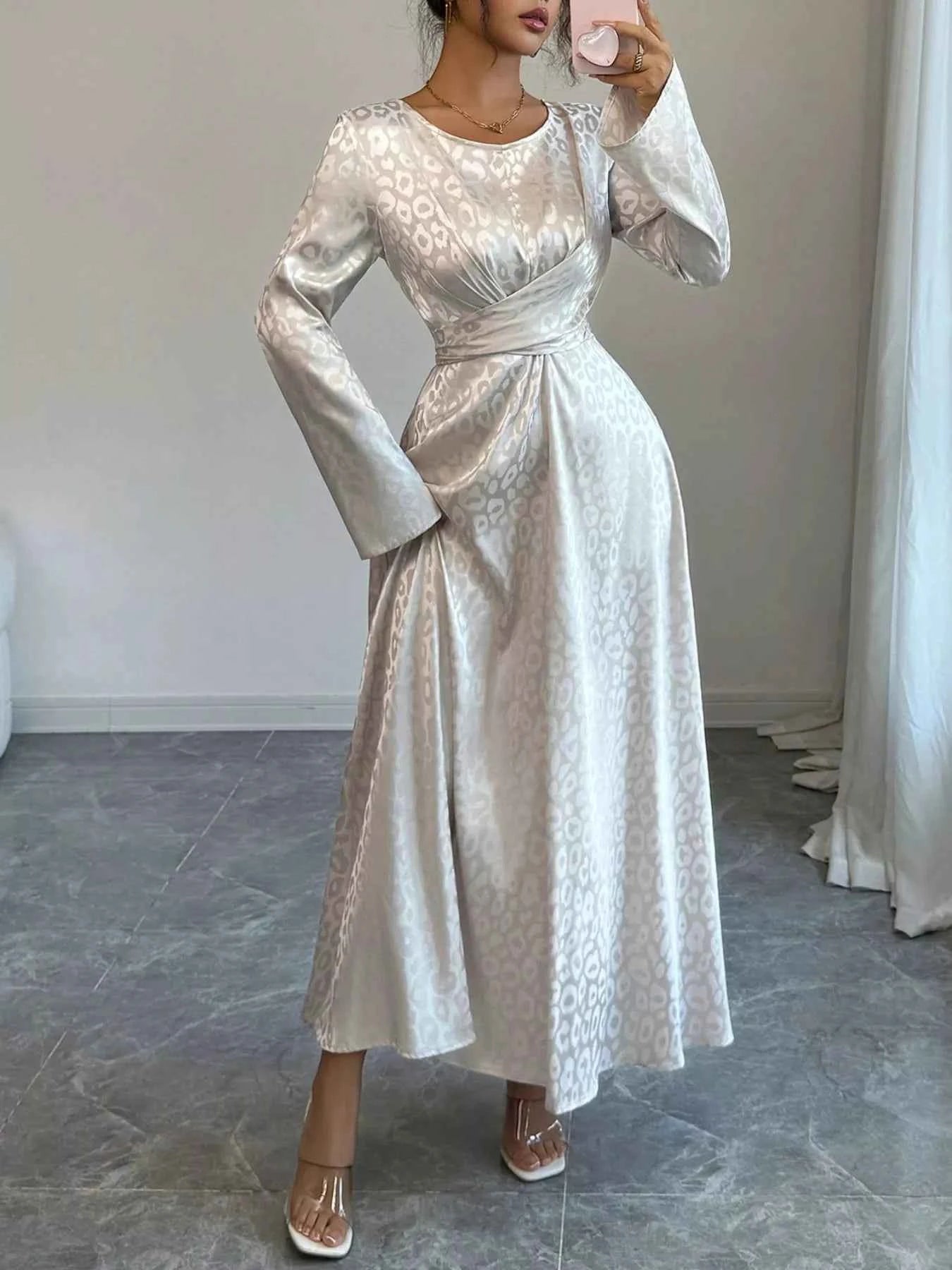 Leopard Long Sleeve Tie Back Maxi Dress 3a25927e-6260-40db-98aa-62f51a520fad-Max-Origin