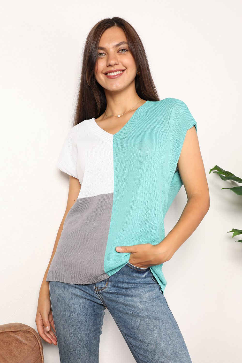 Color Block V-Neck Knit Top 3c0925f63acb4a759a9e200390f4ea27-Max