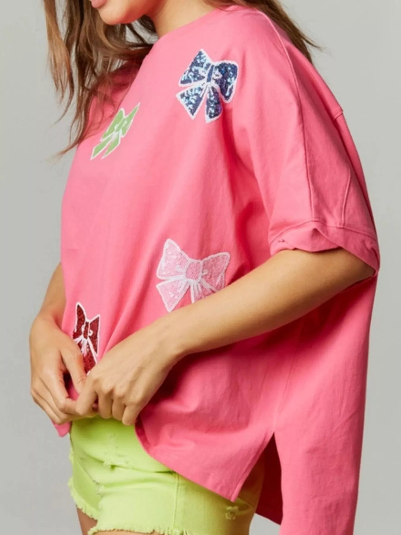 Sequin Bow Round Neck T-Shirt 3caddc50-496e-4b04-a1fb-94551a2de128-Max-Origin