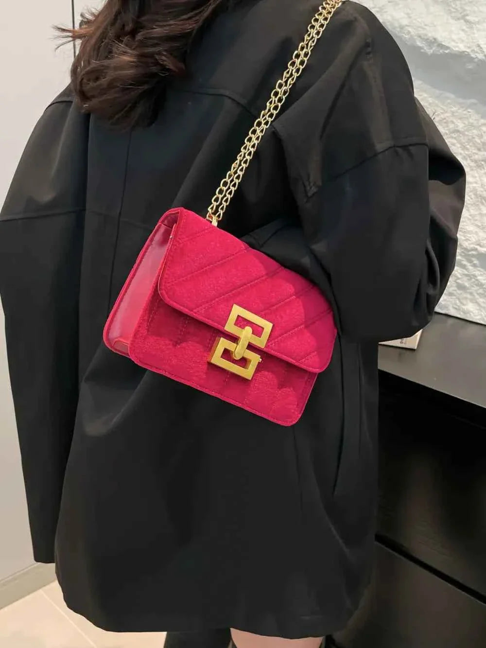 Gold Clasp Chain Shoulder Bag 3d91c5b6-a6a1-43af-aafd-7503ea8747d6-Max