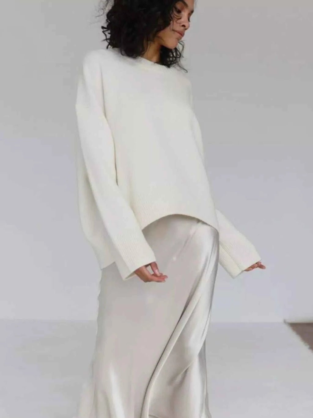 Ribbed Hem Round Neck Sweater 42bfe526-6bb6-469a-8575-77f5ff63970e-Max-Origin