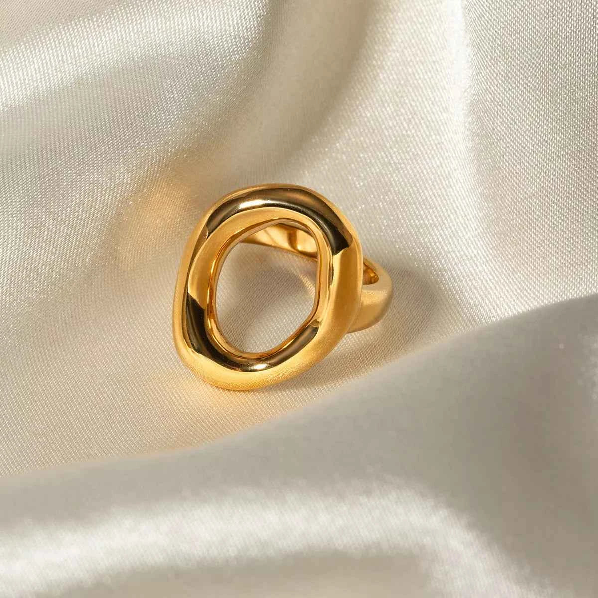 Modern Hollow Oval Ring Gold 43be6b34-806e-4db7-8b08-db3d34c26348-Max-Origin