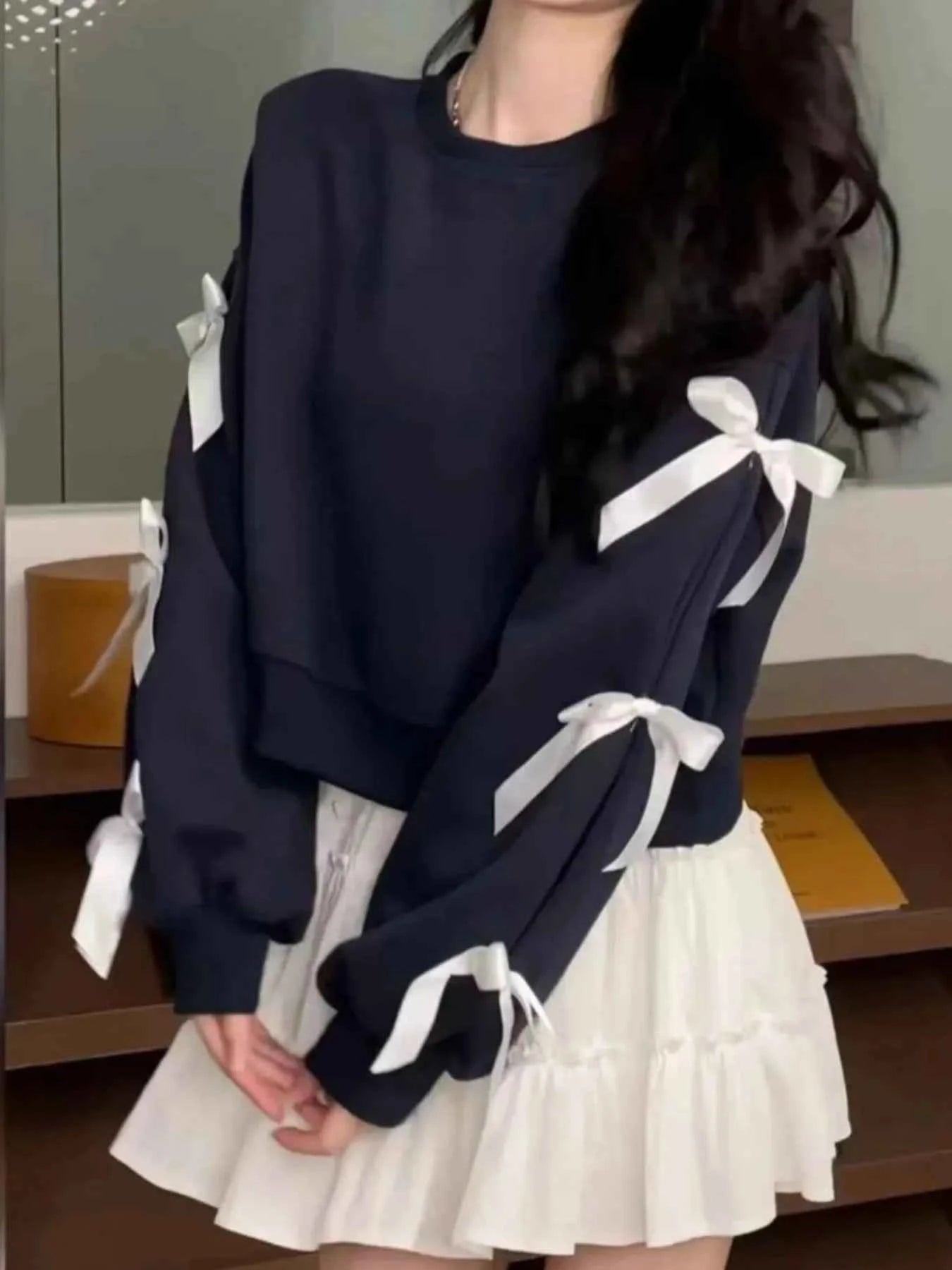 Bow-Detailed Sleeve Round Neck Sweatshirt 44fe17da-d3c2-4481-814f-48af17778f85-Max-Origin