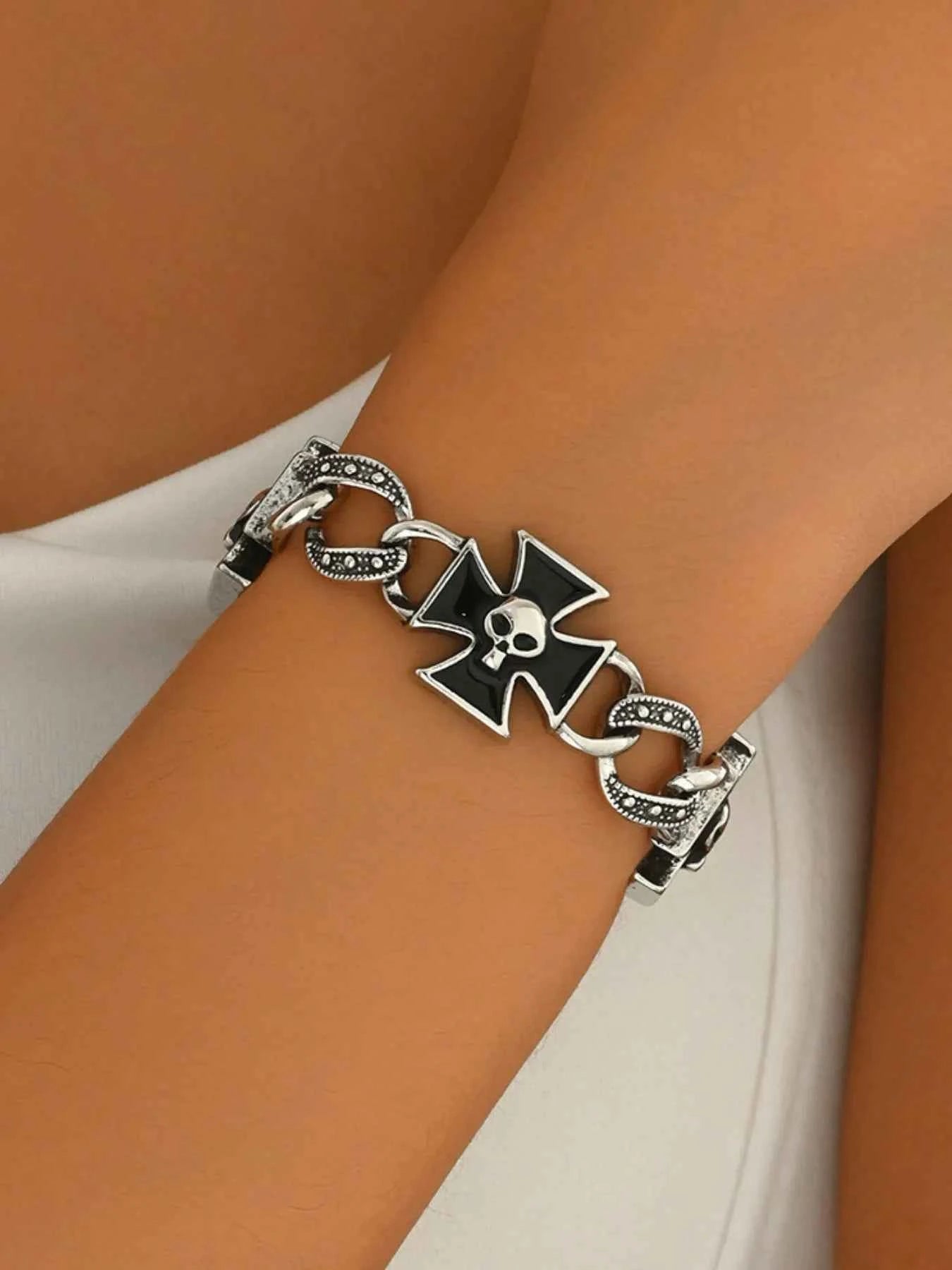 Gothic Skull Cross Chain Bracelet Silver One Size 4b672782-c0b0-4680-8949-7bc135e4aed0-Max-Origin
