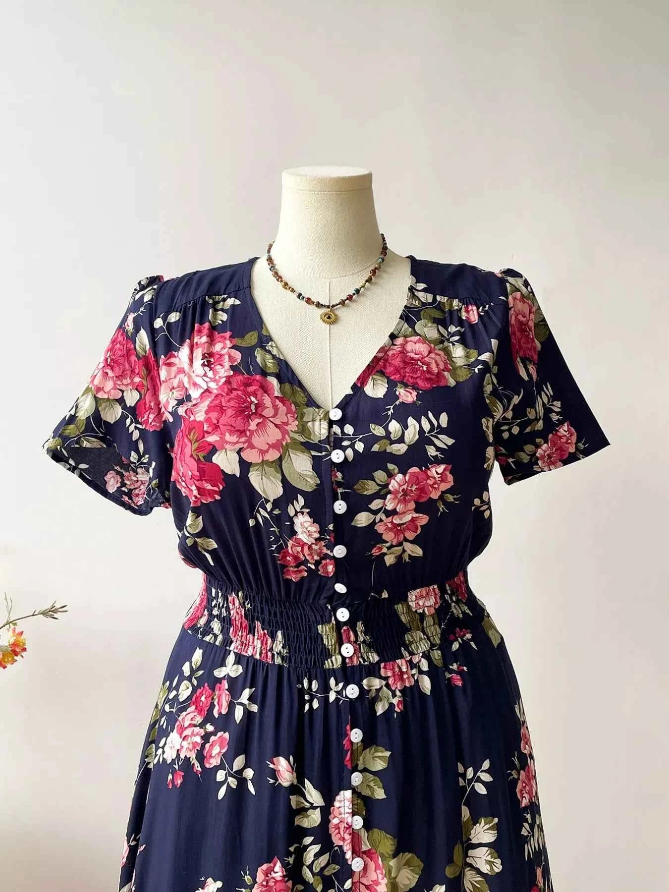 Plus Size Floral Print Short Sleeves V-Neck Dress 4e497444-5214-4752-af0b-39b18155c38d-Max-Origin