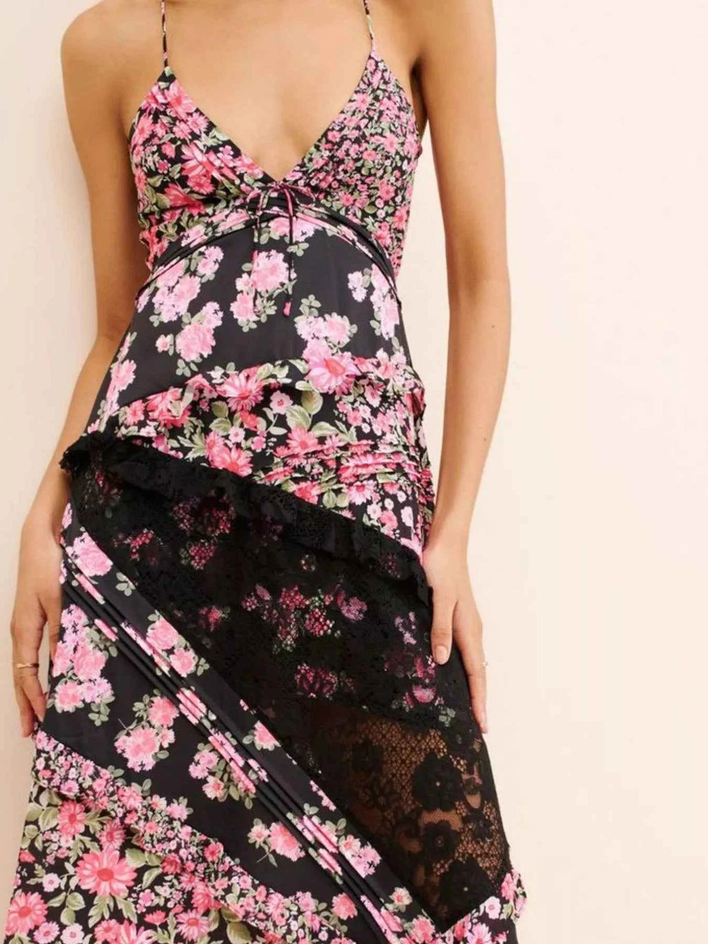 Lace Detail Ruffled Floral V-Neck Maxi Dress 4e4c29cb-ed5e-4a3c-95e9-d8fcec653cc8-Max-Origin