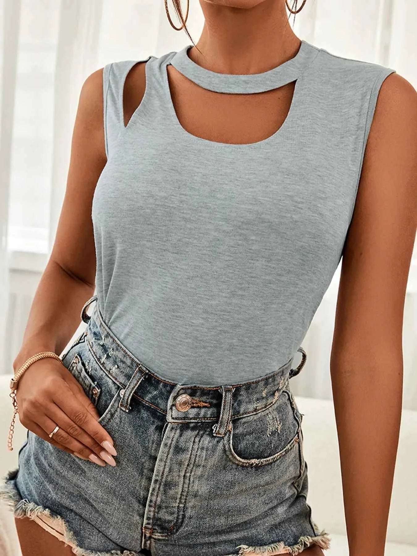 Cutout Sleeveless Tank Top 4ffccfbf-6d89-4983-89de-6aa1769028d2-Max-Origin