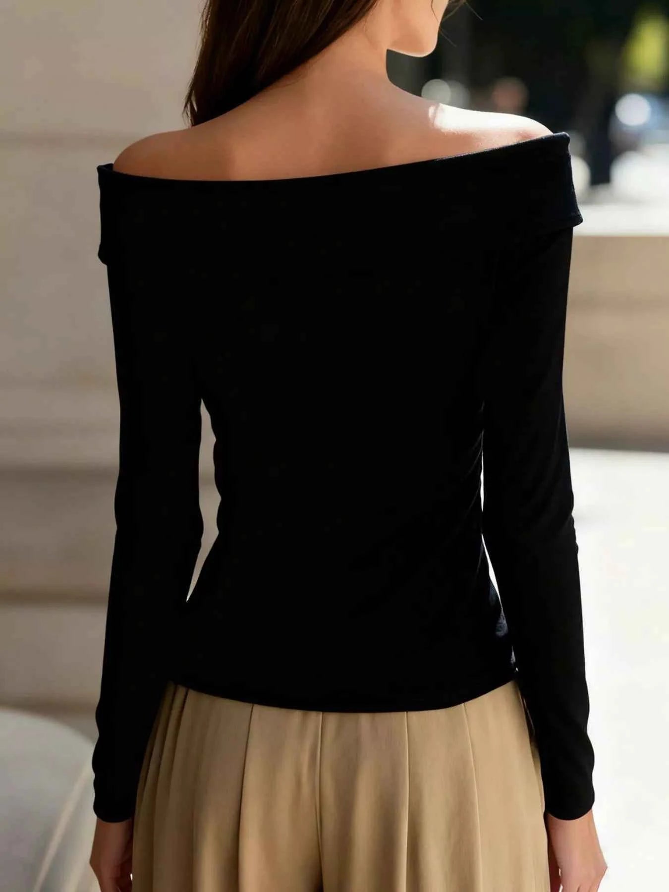 Off-Shoulder Button Decor Blouse 5462daad-30ca-46eb-a279-75425d33a7be-Max-Origin