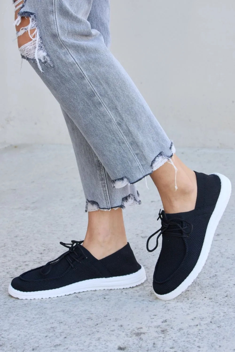 Forever Link Flat Round Toe Lace-Up Sneakers 5e450c04-d8ae-4cfe-a4ac-e86c6c156853-Max