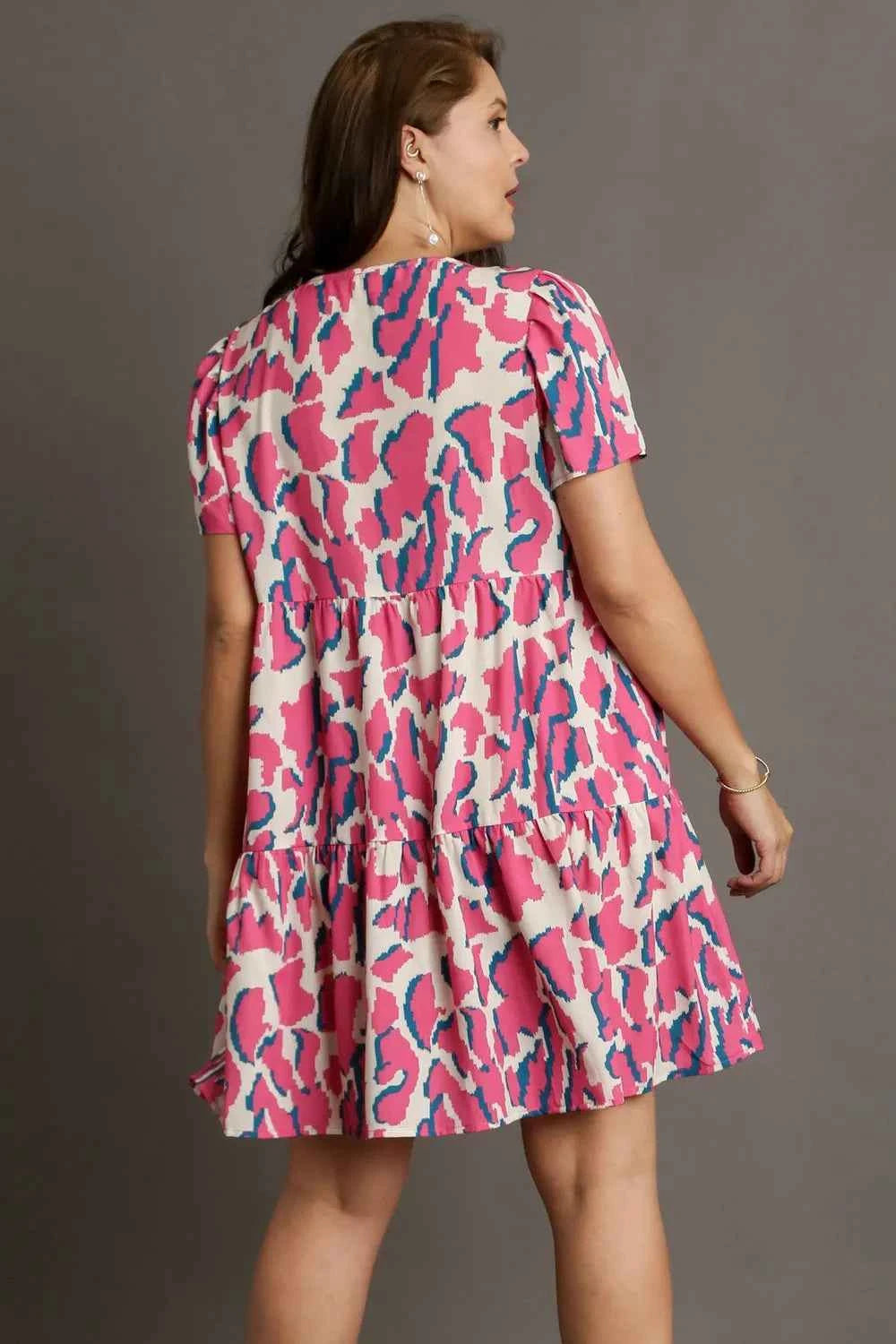 Umgee Full Size Abstract Print Pleat Detail Short Sleeve V-Neck Tiered Dress Plus Size 61e50bbd-7ac5-400c-a05c-7f9ffd701966-Max