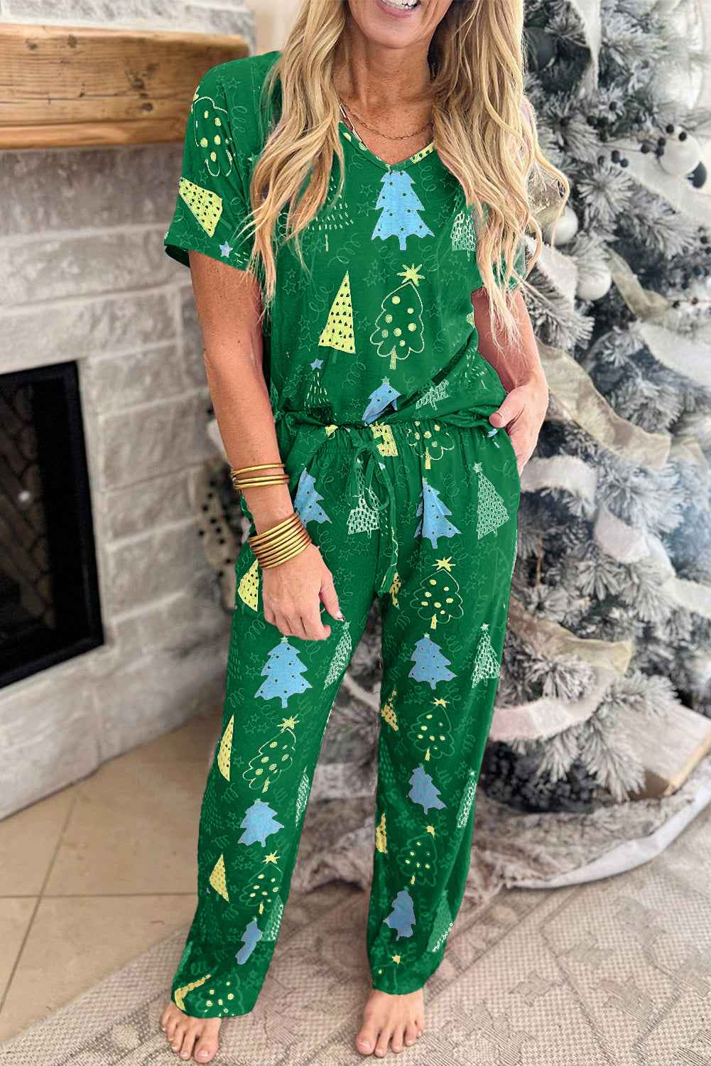 Green Christmas Tree Print V Neck Tee and Pants Pajama Set 62036b5d2f8ea9b7