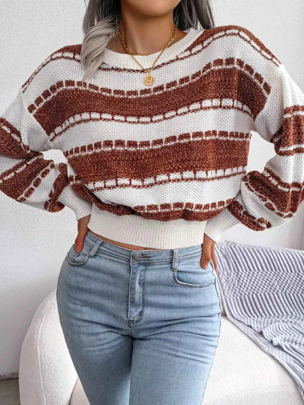 Color Block Round Neck Cropped Sweater 68a9fc82-963e-44a5-9a0a-ff8298cd7b22-Max-Origin