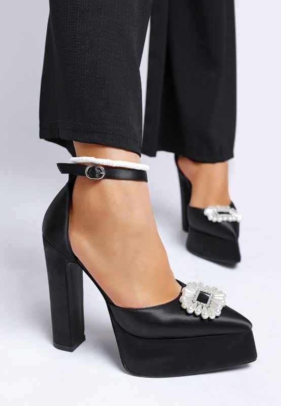 Maeissa Pearls Brooch Detail Block Heel Sandals 6abb1d0f-1d74-4d1b-aa68-ffb52ef27520