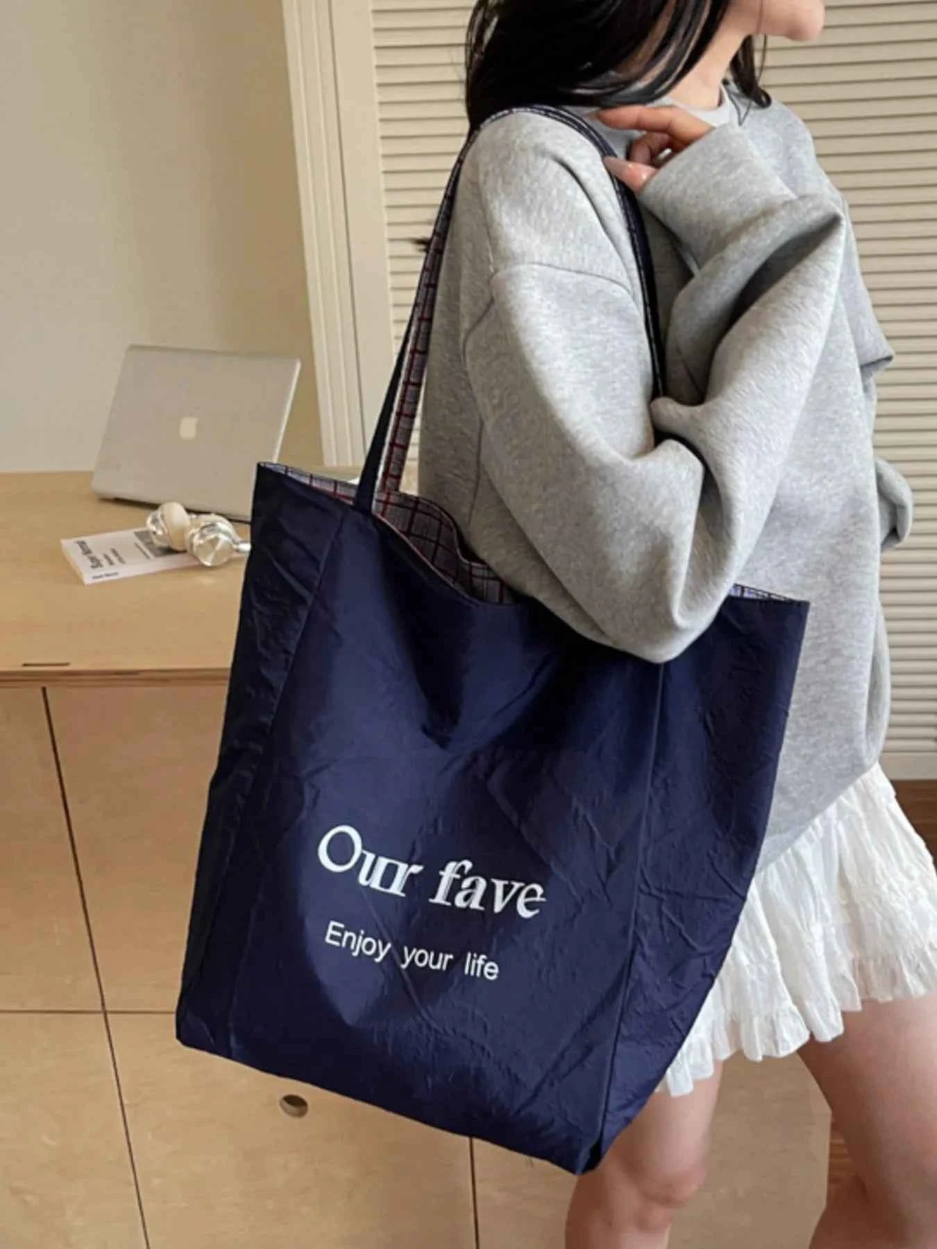 Plaid Pattern Tote Bag 6cf44ab4-4f6c-425d-adea-879ea002852b-Max-Origin