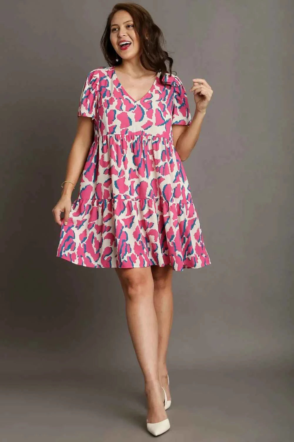Umgee Full Size Abstract Print Pleat Detail Short Sleeve V-Neck Tiered Dress Plus Size 732fa98f-b9e8-4ecf-a6fe-a41a90bd6273-Max