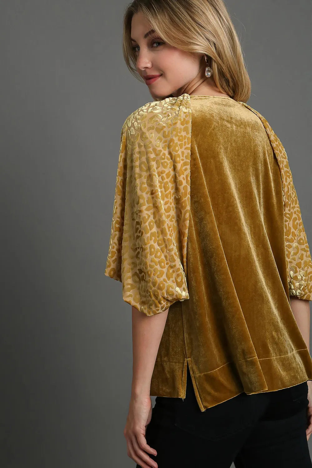 Umgee Round Neck Leopard Balloon Sleeve Velvet Top 76bd4823-6520-48fd-a3cc-87aeebfb3ae8-Max