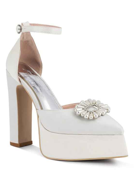 Maeissa Pearls Brooch Detail Block Heel Sandals 7756aa6a-74f9-49a4-96bb-e96ad2828054