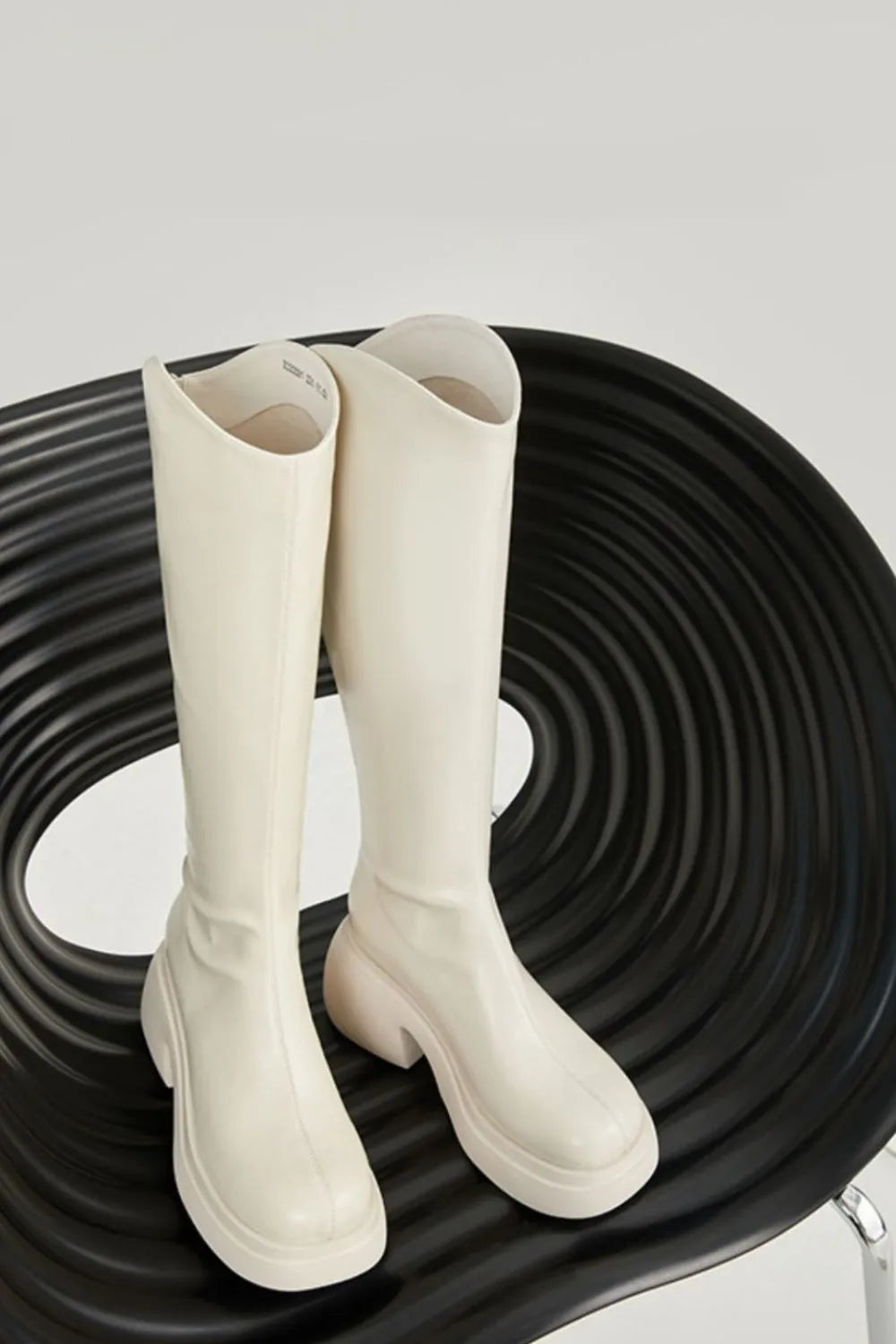 Round Toe Platform Boots 78ba96b6-acfd-4ab7-a84c-50ad4d8ba771-Max-Origin
