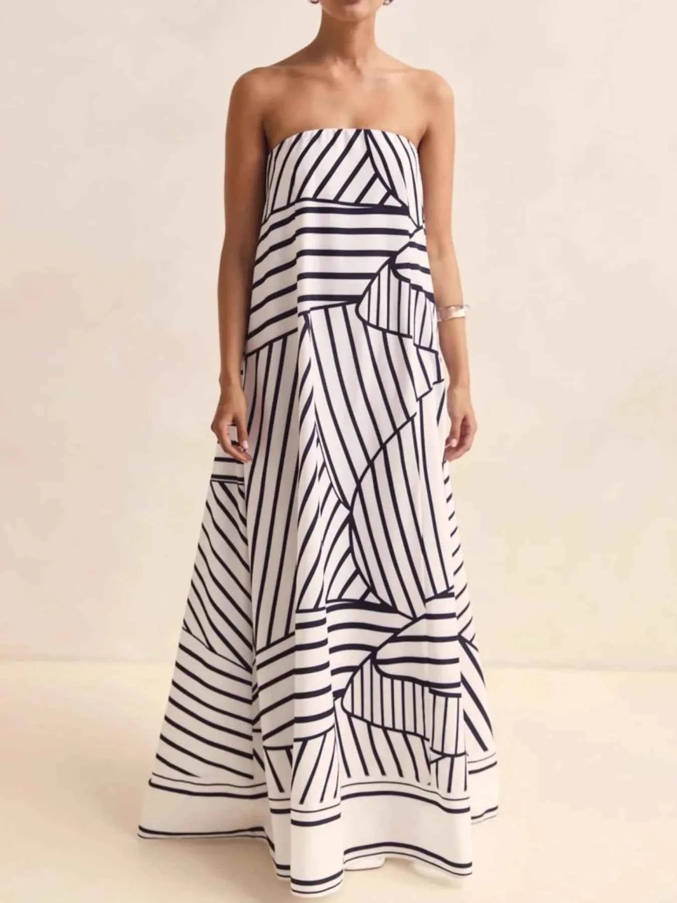 Smocked Printed Tube Maxi Dress 79bc54ad-5991-4fd4-911c-7ed788d962e1-Max-Origin