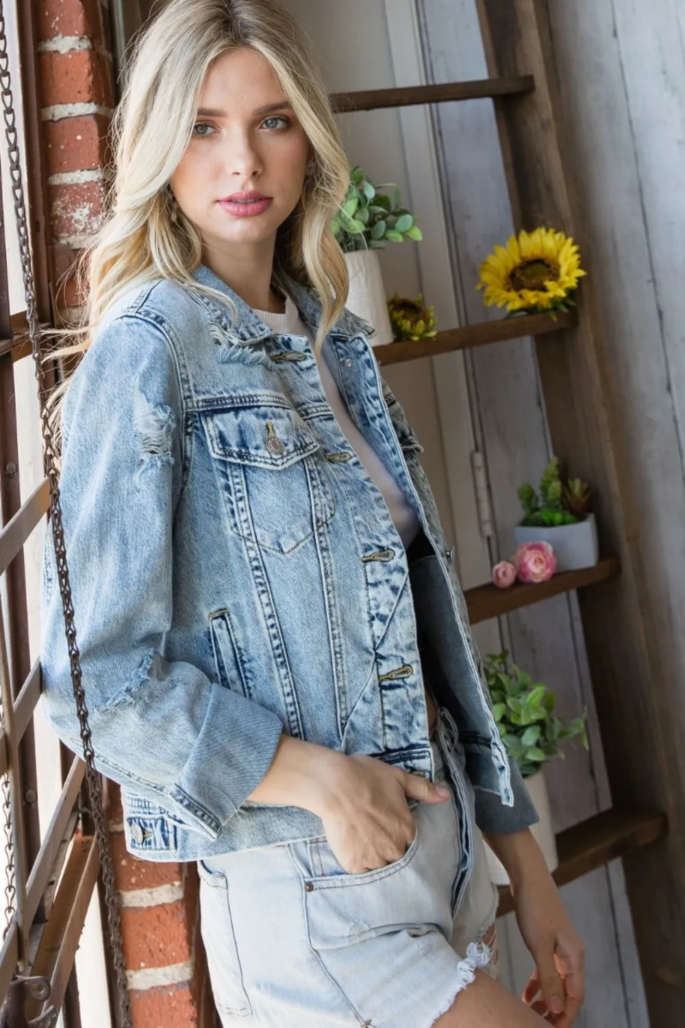 Veveret Distressed Button Up Denim Jacket 7cf62976-ed42-4cd7-9979-0523240a5f95-Max
