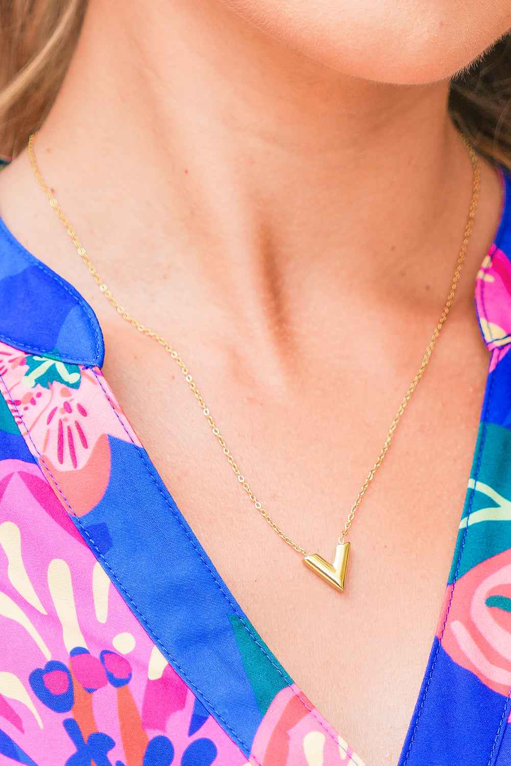 Gold Minimalist V Pendent Chain Necklace Gold ONE SIZE Alloy 81d8e54d587831f9